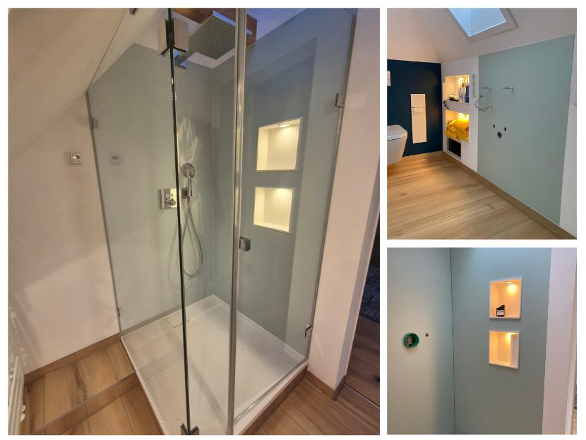 Badezimmer mit begehbarer Glasdusche, ausgestattet mit Spritzschutz und eingebauten, beleuchteten Wandnischen.