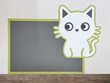 Wandschutz in Form eines freundlichen Katzenmotivs mit grünen Konturen, angebracht auf einer grauen Fläche zum Schutz vor Kratzspuren usw.