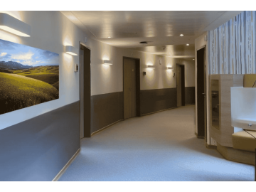 Moderner Flur mit glatten, hochwertigen Wandschutzplatten von Wandschutz Nielsen – kratzfest, pflegeleicht und in neutralem Design. Ideal für Hotels, Kliniken oder Büros mit hohem Nutzeraufkommen.