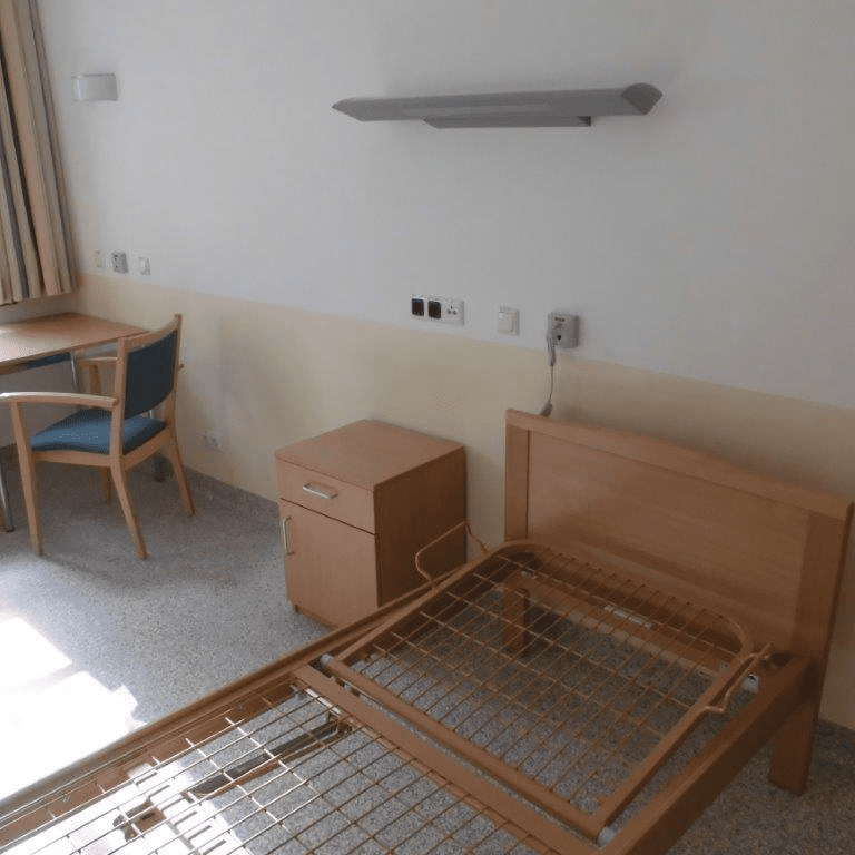 Patientenzimmer Bett