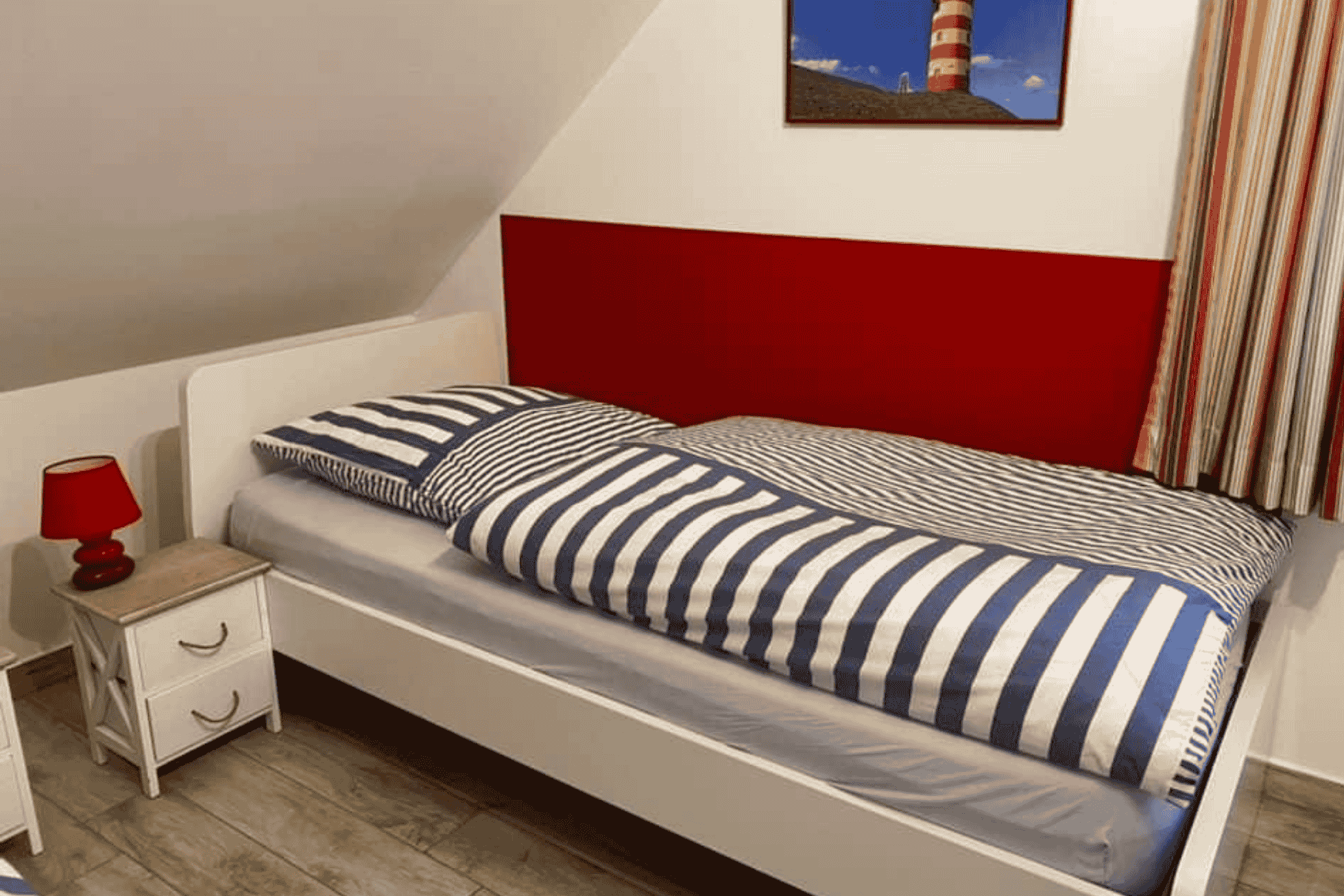 Roter Wandschutz hinter einem Bett im Hotelzimmer